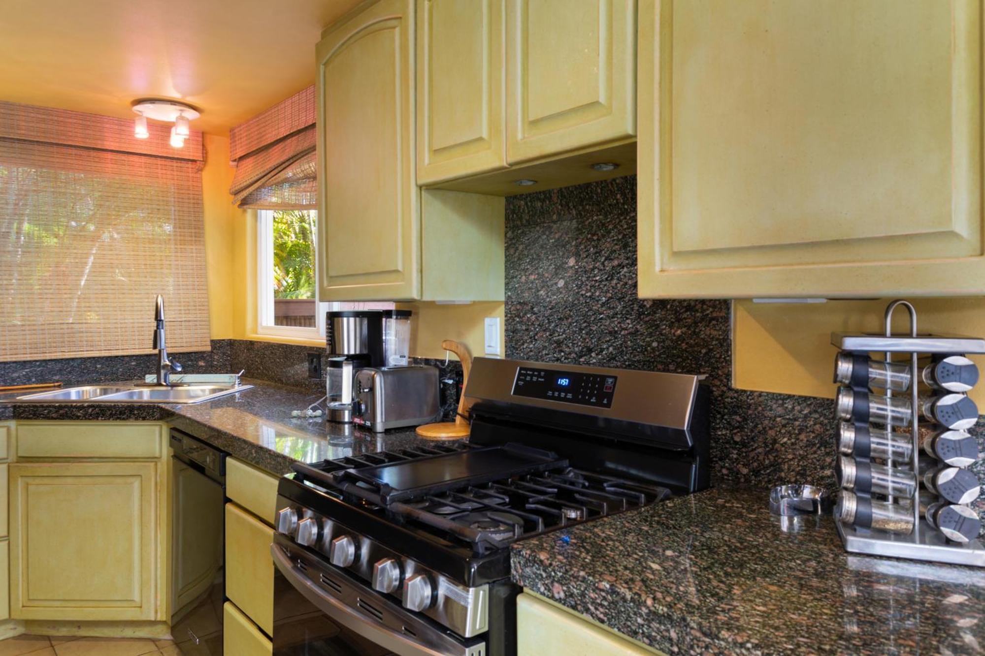 Plumeria Suite, 2-Bedrooms, Sleeps 6, Pool & Bbq, Pre-Renovation Summer Sale Кихеи Екстериор снимка