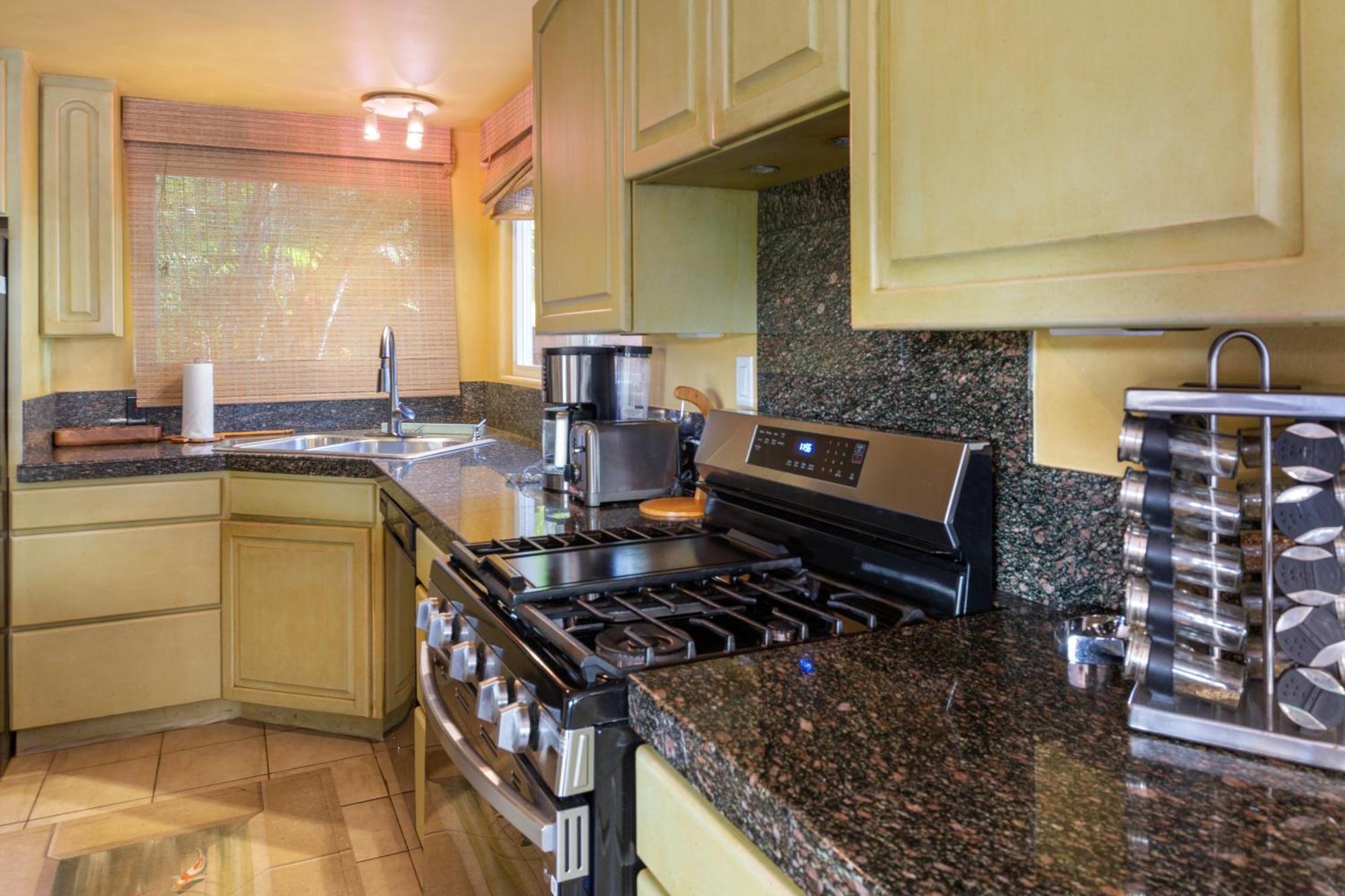 Plumeria Suite, 2-Bedrooms, Sleeps 6, Pool & Bbq, Pre-Renovation Summer Sale Кихеи Екстериор снимка