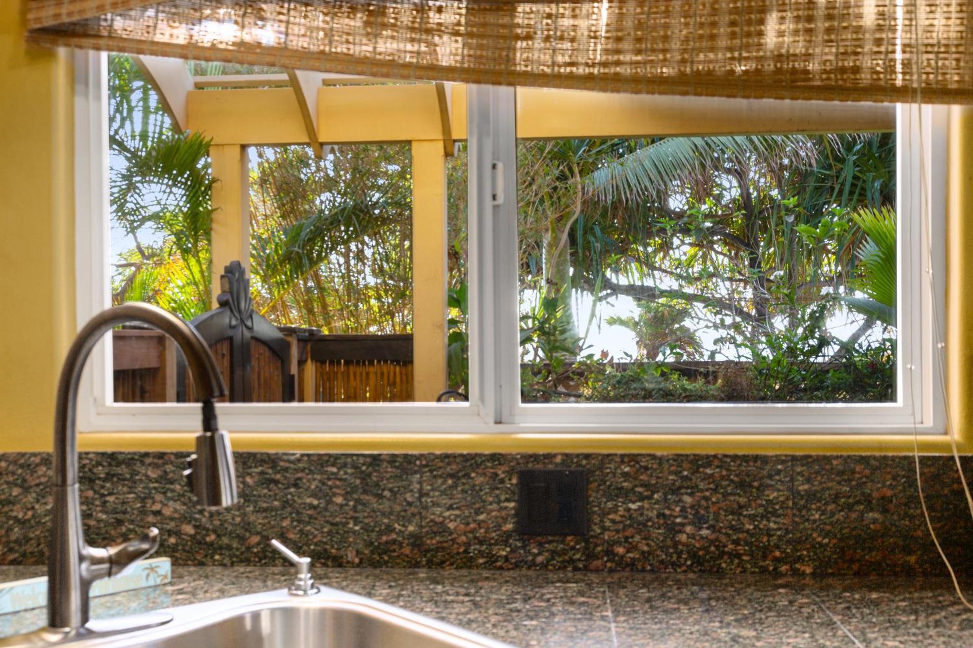 Plumeria Suite, 2-Bedrooms, Sleeps 6, Pool & Bbq, Pre-Renovation Summer Sale Кихеи Екстериор снимка